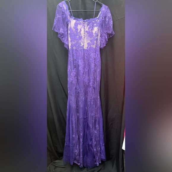 Badgley Mischka NWT Size 6 Deep-Purple Off-The-Shoulder Lace Gown - Picture 5 of 15